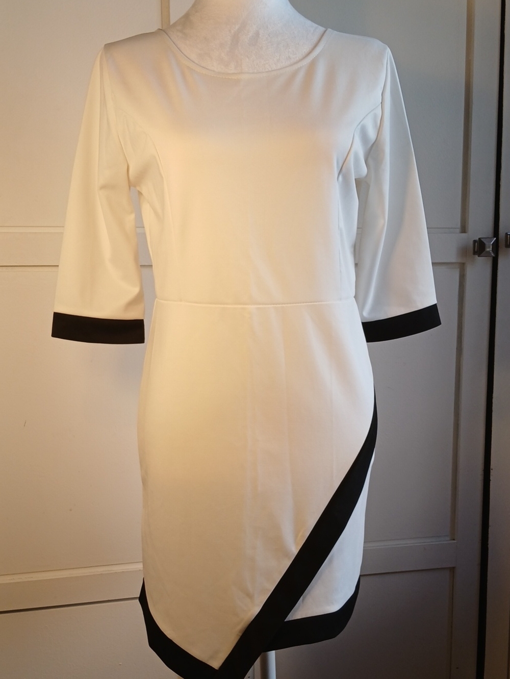 WHITE AND BLACK ASSYMETRICAL WOMAN'S XL DRESS